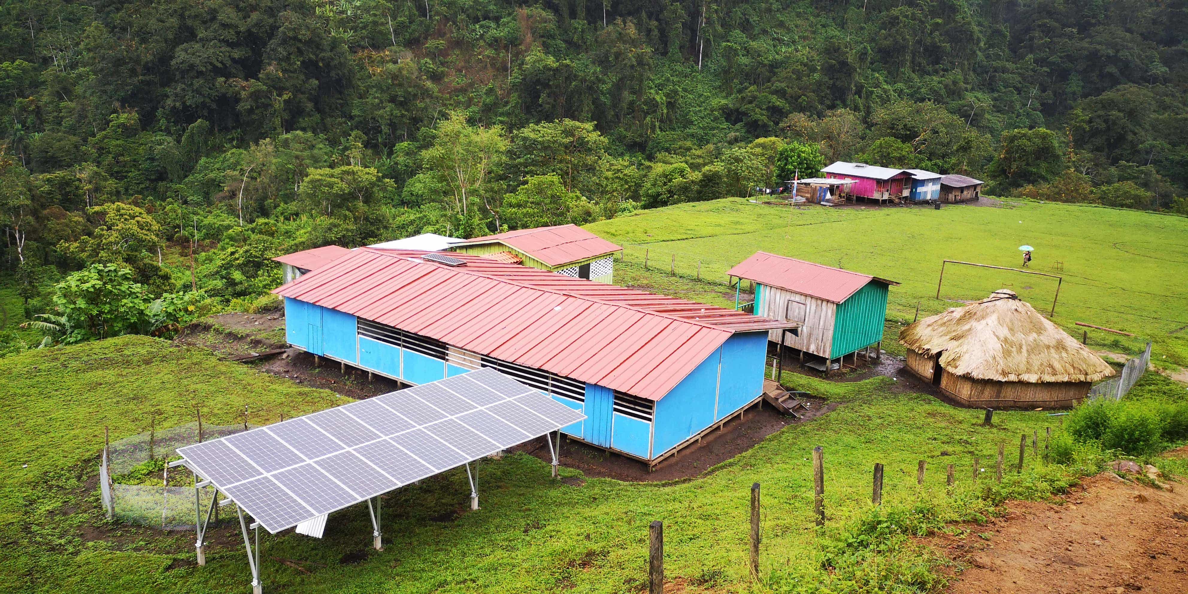 Sistema de almacenamiento en baterías con paneles solares para suministro eléctrico confiable 2