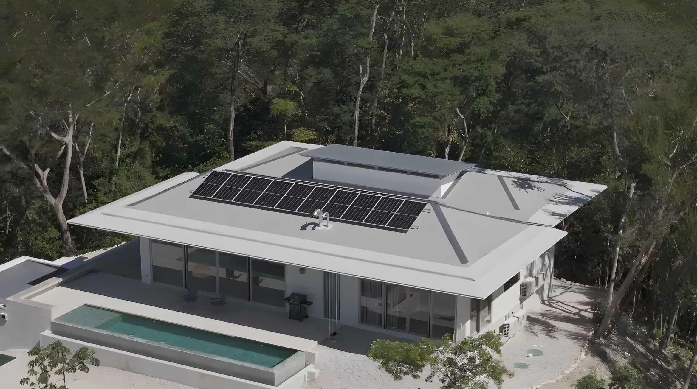 Sistema de almacenamiento en baterías con paneles solares para suministro eléctrico confiable 3